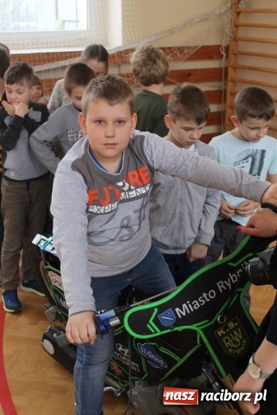 Zdjęcie w galerii na portalu naszraciborz.pl: Kacper Woryna odwiedził uczniów szkoły na Płoni wiadomości z regionu