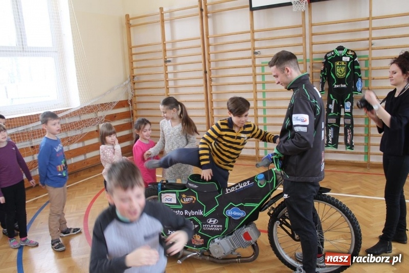 Zdjęcie w galerii na portalu naszraciborz.pl: Kacper Woryna odwiedził uczniów szkoły na Płoni wiadomości z regionu