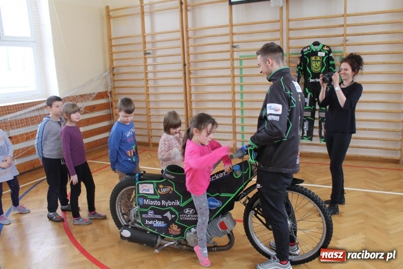 Zdjęcie w galerii na portalu naszraciborz.pl: Kacper Woryna odwiedził uczniów szkoły na Płoni wiadomości z regionu