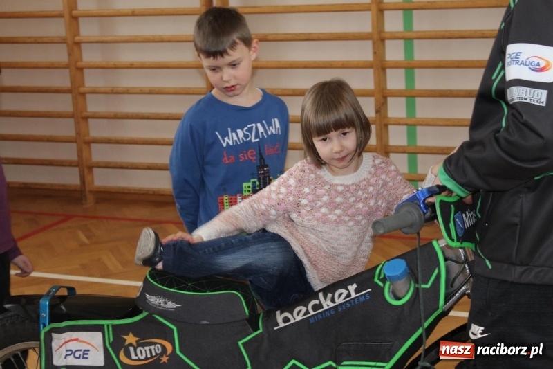 Zdjęcie w galerii na portalu naszraciborz.pl: Kacper Woryna odwiedził uczniów szkoły na Płoni wiadomości z regionu