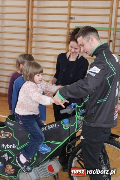 Zdjęcie w galerii na portalu naszraciborz.pl: Kacper Woryna odwiedził uczniów szkoły na Płoni wiadomości z regionu