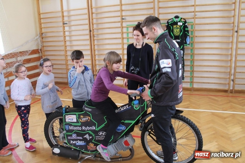Zdjęcie w galerii na portalu naszraciborz.pl: Kacper Woryna odwiedził uczniów szkoły na Płoni wiadomości z regionu