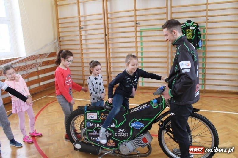 Zdjęcie w galerii na portalu naszraciborz.pl: Kacper Woryna odwiedził uczniów szkoły na Płoni wiadomości z regionu