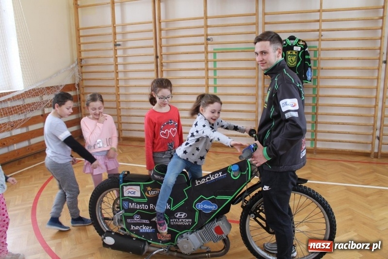 Zdjęcie w galerii na portalu naszraciborz.pl: Kacper Woryna odwiedził uczniów szkoły na Płoni wiadomości z regionu