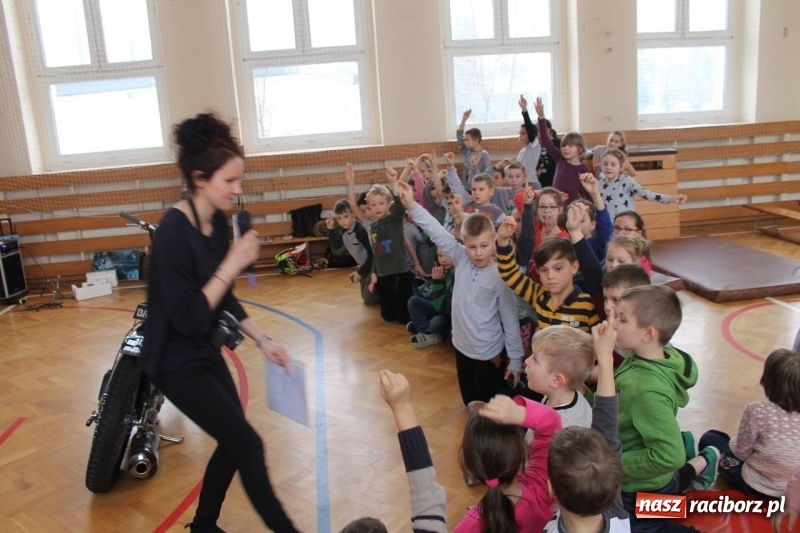 Zdjęcie w galerii na portalu naszraciborz.pl: Kacper Woryna odwiedził uczniów szkoły na Płoni wiadomości z regionu