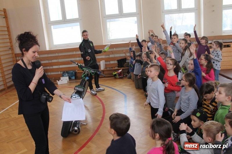 Zdjęcie w galerii na portalu naszraciborz.pl: Kacper Woryna odwiedził uczniów szkoły na Płoni wiadomości z regionu