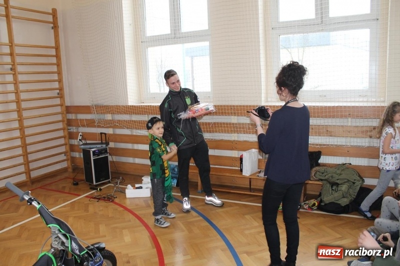 Zdjęcie w galerii na portalu naszraciborz.pl: Kacper Woryna odwiedził uczniów szkoły na Płoni wiadomości z regionu