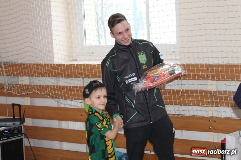 Zdjęcie w galerii na portalu naszraciborz.pl: Kacper Woryna odwiedził uczniów szkoły na Płoni wiadomości z regionu