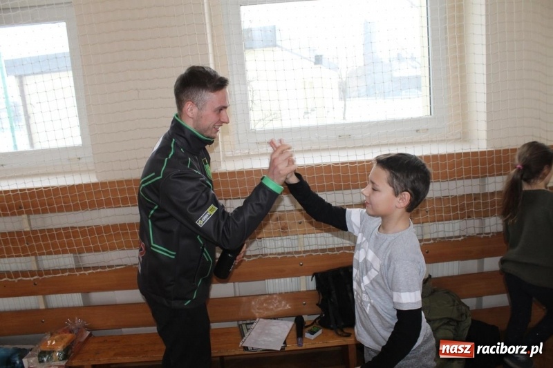 Zdjęcie w galerii na portalu naszraciborz.pl: Kacper Woryna odwiedził uczniów szkoły na Płoni wiadomości z regionu