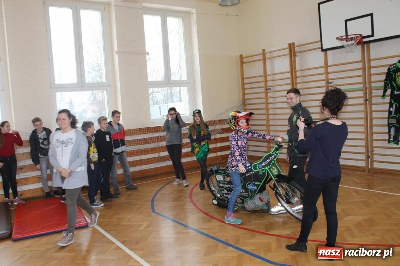 Zdjęcie w galerii na portalu naszraciborz.pl: Kacper Woryna odwiedził uczniów szkoły na Płoni wiadomości z regionu