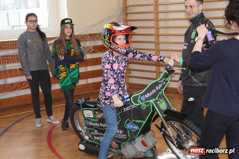 Zdjęcie w galerii na portalu naszraciborz.pl: Kacper Woryna odwiedził uczniów szkoły na Płoni wiadomości z regionu