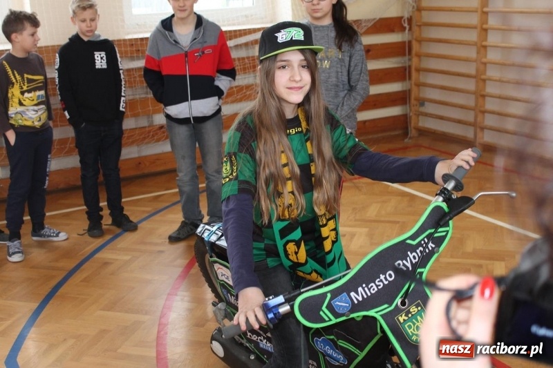 Zdjęcie w galerii na portalu naszraciborz.pl: Kacper Woryna odwiedził uczniów szkoły na Płoni wiadomości z regionu