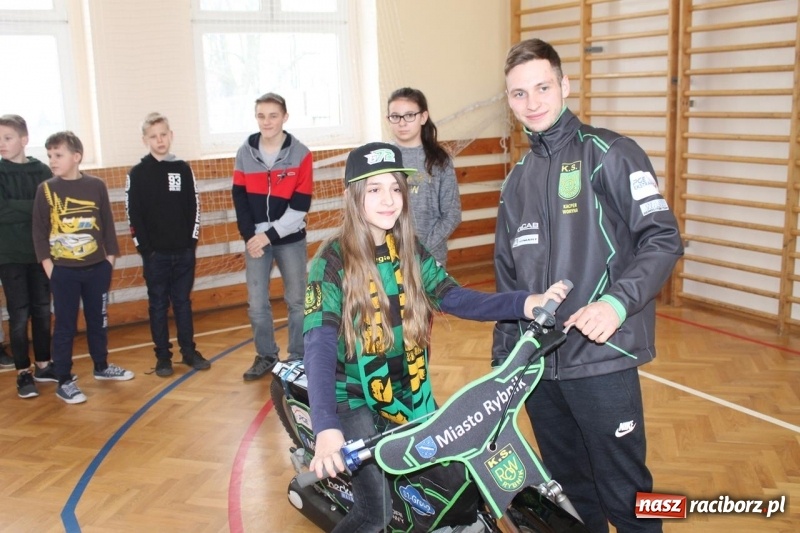 Zdjęcie w galerii na portalu naszraciborz.pl: Kacper Woryna odwiedził uczniów szkoły na Płoni wiadomości z regionu