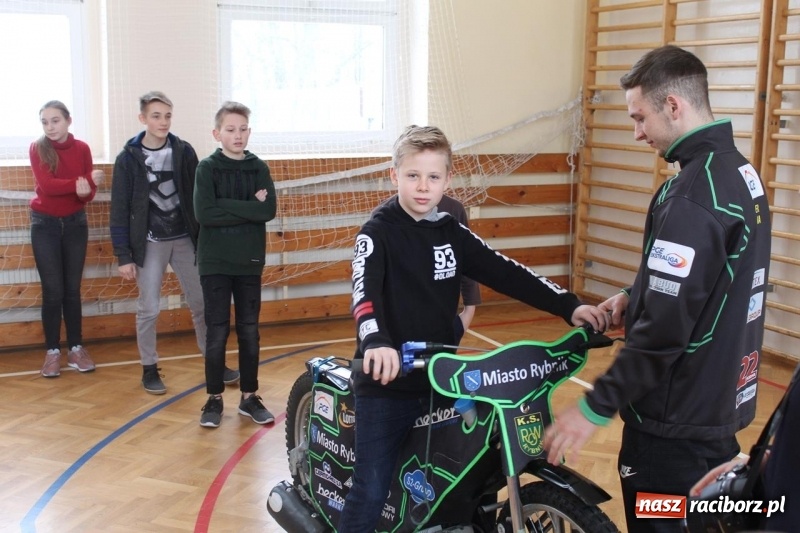 Zdjęcie w galerii na portalu naszraciborz.pl: Kacper Woryna odwiedził uczniów szkoły na Płoni wiadomości z regionu