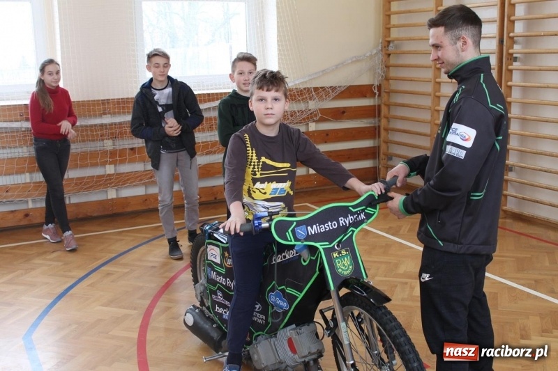 Zdjęcie w galerii na portalu naszraciborz.pl: Kacper Woryna odwiedził uczniów szkoły na Płoni wiadomości z regionu