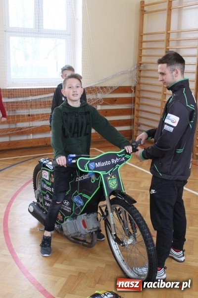 Zdjęcie w galerii na portalu naszraciborz.pl: Kacper Woryna odwiedził uczniów szkoły na Płoni wiadomości z regionu