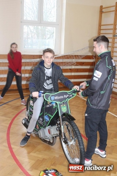 Zdjęcie w galerii na portalu naszraciborz.pl: Kacper Woryna odwiedził uczniów szkoły na Płoni wiadomości z regionu