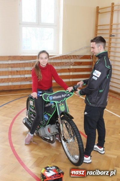 Zdjęcie w galerii na portalu naszraciborz.pl: Kacper Woryna odwiedził uczniów szkoły na Płoni wiadomości z regionu