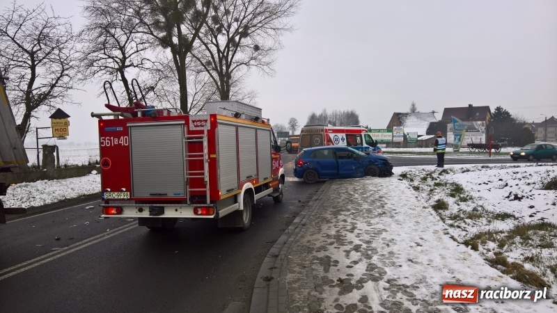 Zdjęcie w galerii na portalu naszraciborz.pl: Wypadek na trasie Racibórz-Pietrowice Wielkie. Jedna osoba w szpitalu wiadomości z regionu