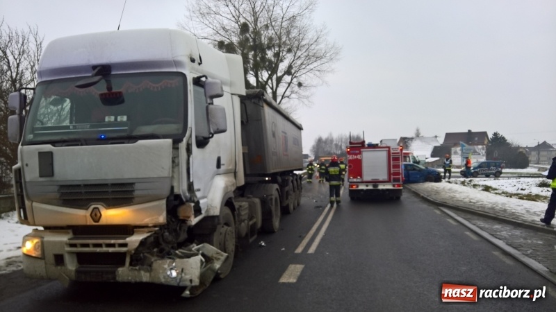 Zdjęcie w galerii na portalu naszraciborz.pl: Wypadek na trasie Racibórz-Pietrowice Wielkie. Jedna osoba w szpitalu wiadomości z regionu