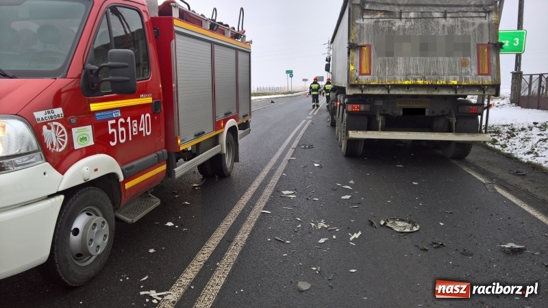 Zdjęcie w galerii na portalu naszraciborz.pl: Wypadek na trasie Racibórz-Pietrowice Wielkie. Jedna osoba w szpitalu wiadomości z regionu