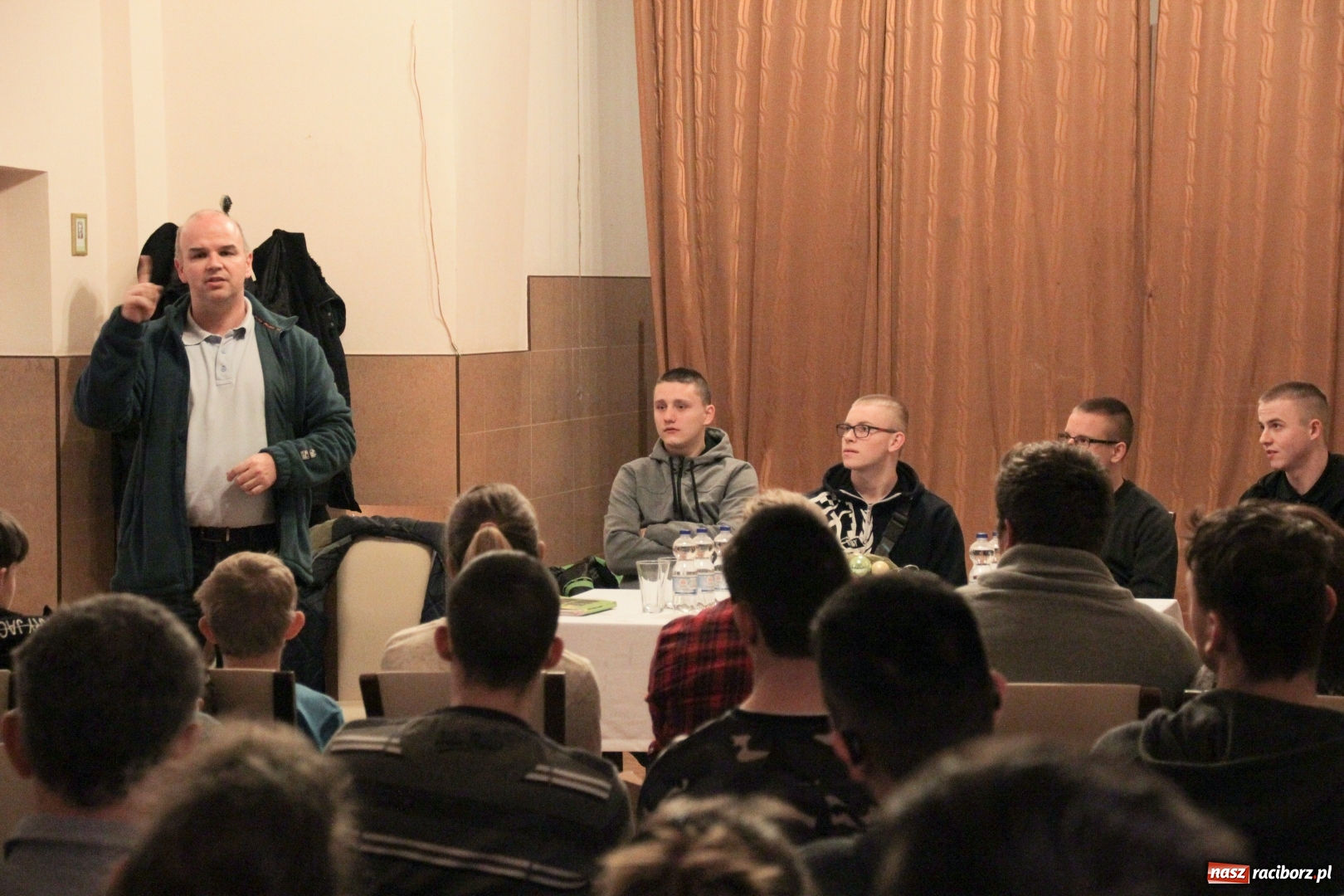 Zdjęcie w galerii na portalu naszraciborz.pl: Wychowankowie MOW z Kuźni spotkali się z uczniami Ośrodka dla Niesłyszących wiadomości z regionu