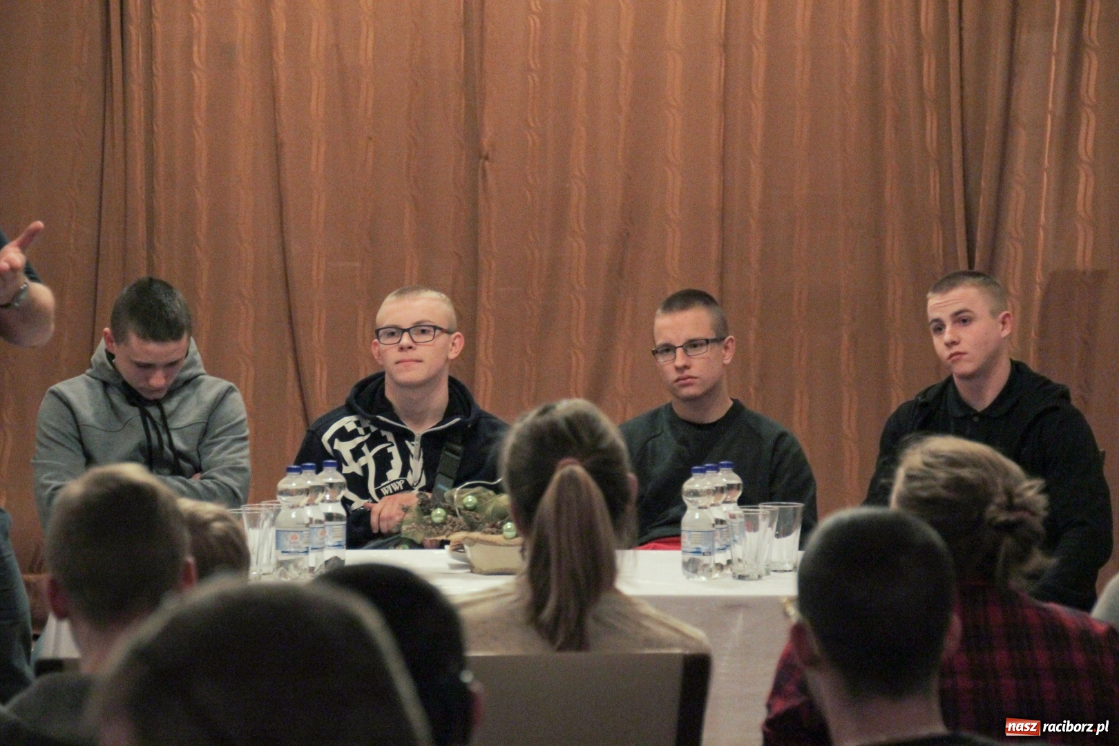 Zdjęcie w galerii na portalu naszraciborz.pl: Wychowankowie MOW z Kuźni spotkali się z uczniami Ośrodka dla Niesłyszących wiadomości z regionu