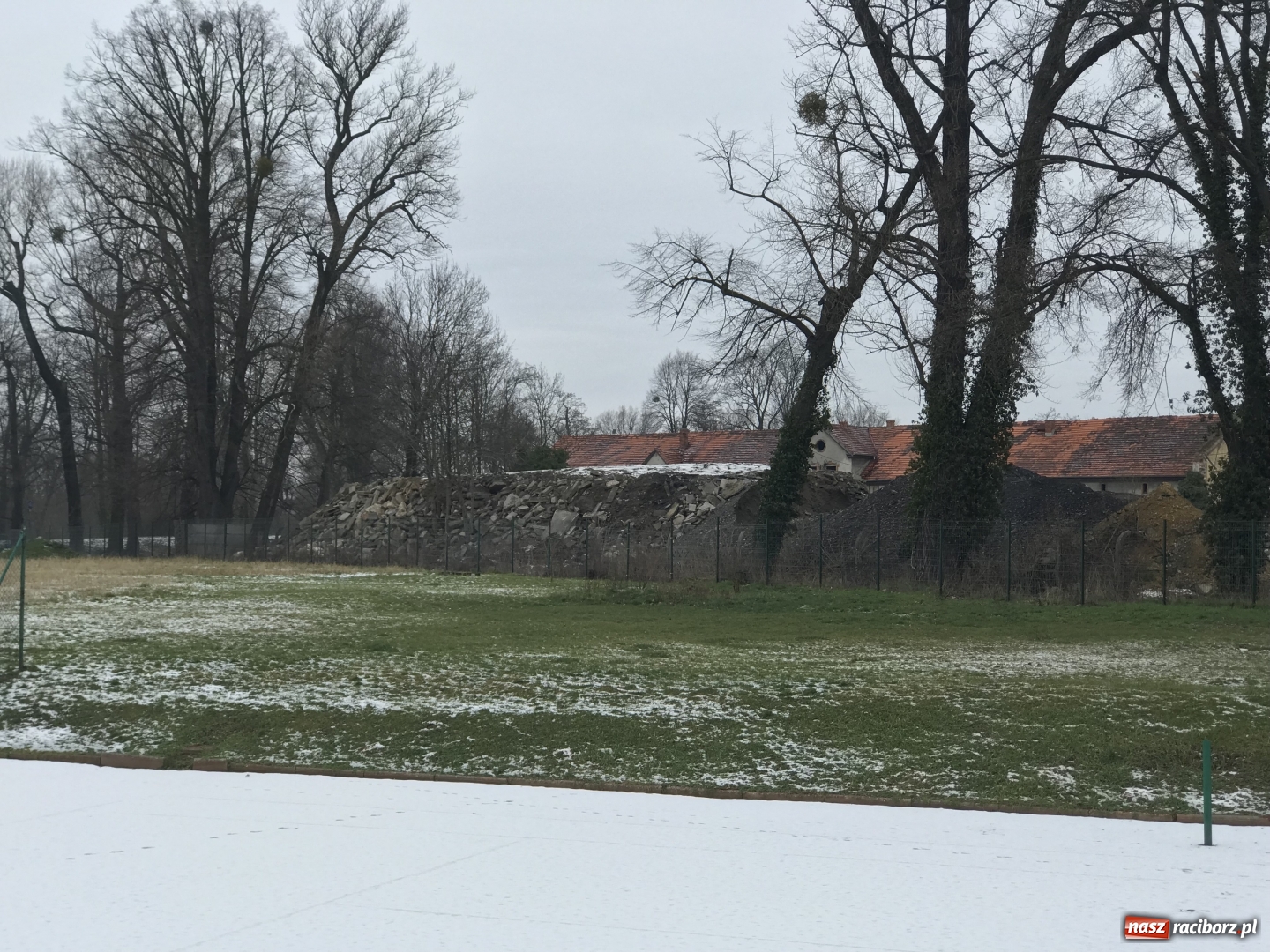 Zdjęcie w galerii na portalu naszraciborz.pl: Firmy Trawiński naruszyły przepisy. Hałda przy ulicy Zamkowej powstała nielegalnie! wiadomości z regionu