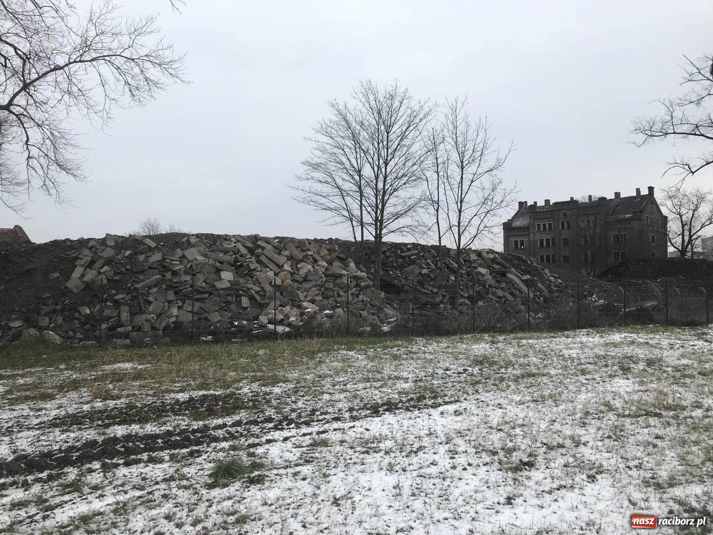 Zdjęcie w galerii na portalu naszraciborz.pl: Firmy Trawiński naruszyły przepisy. Hałda przy ulicy Zamkowej powstała nielegalnie! wiadomości z regionu