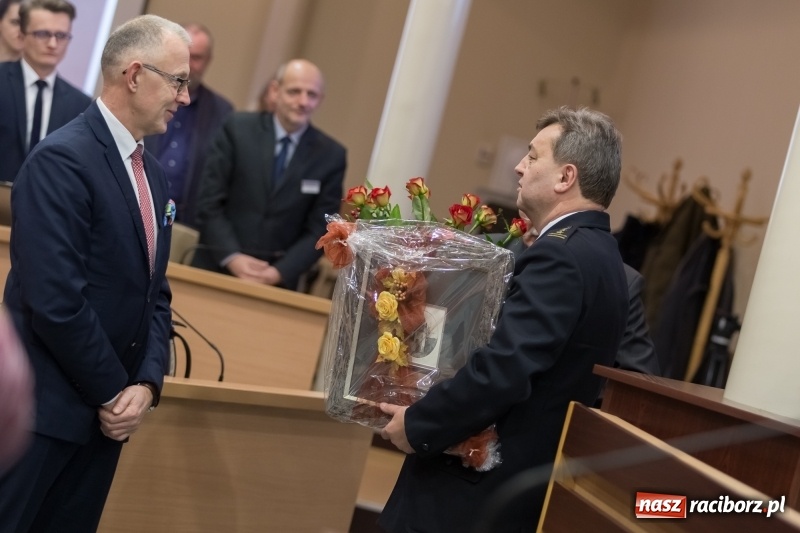 Zdjęcie w galerii na portalu naszraciborz.pl: Radni podziękowali i pożegnali komendanta Pawnika. Wiadomo już, kto został jego następcą wiadomości z regionu