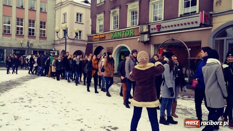 Zdjęcie w galerii na portalu naszraciborz.pl: Maturzyści z Kasprowicza zatańczyli poloneza na Rynku wiadomości z regionu