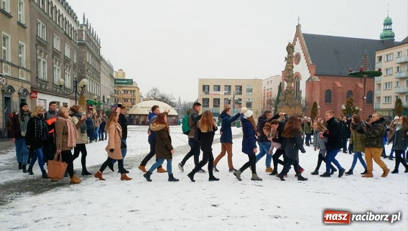 Zdjęcie w galerii na portalu naszraciborz.pl: Maturzyści z Kasprowicza zatańczyli poloneza na Rynku wiadomości z regionu