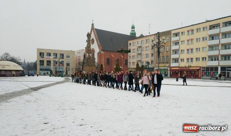 Zdjęcie w galerii na portalu naszraciborz.pl: Maturzyści z Kasprowicza zatańczyli poloneza na Rynku wiadomości z regionu