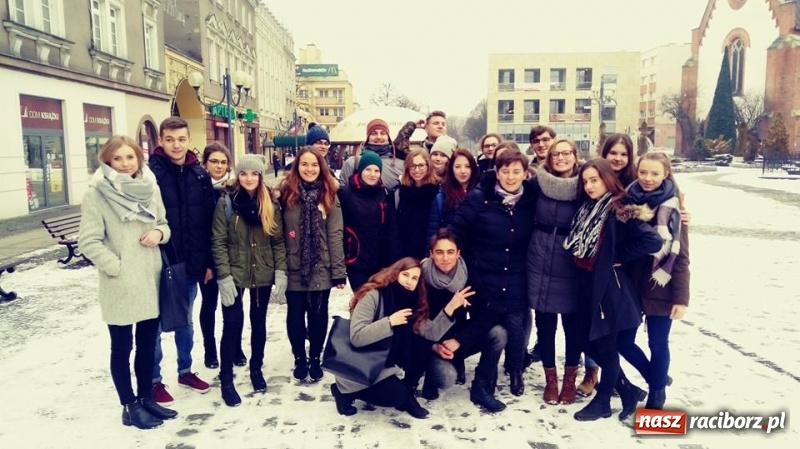 Zdjęcie w galerii na portalu naszraciborz.pl: Maturzyści z Kasprowicza zatańczyli poloneza na Rynku wiadomości z regionu
