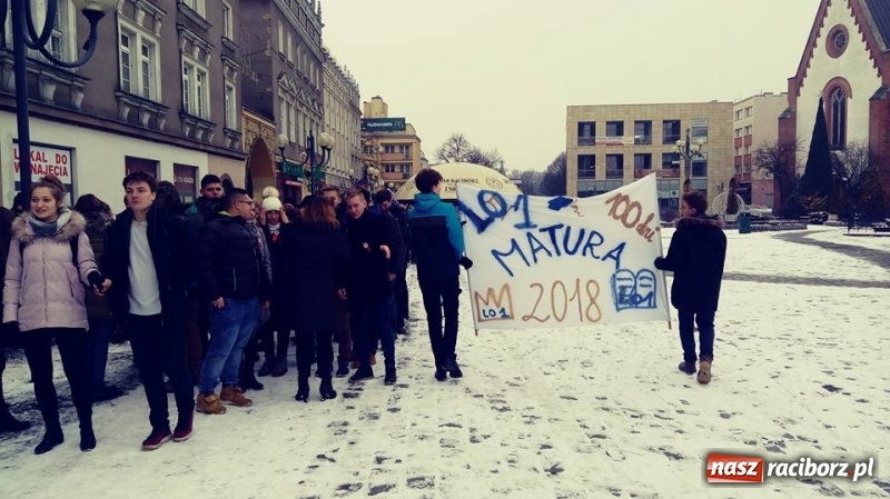 Zdjęcie w galerii na portalu naszraciborz.pl: Maturzyści z Kasprowicza zatańczyli poloneza na Rynku wiadomości z regionu