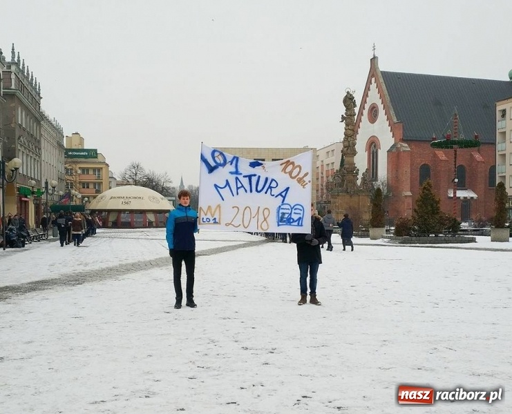 Zdjęcie w galerii na portalu naszraciborz.pl: Maturzyści z Kasprowicza zatańczyli poloneza na Rynku wiadomości z regionu