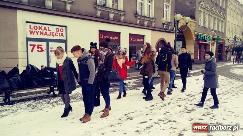 Zdjęcie w galerii na portalu naszraciborz.pl: Maturzyści z Kasprowicza zatańczyli poloneza na Rynku wiadomości z regionu