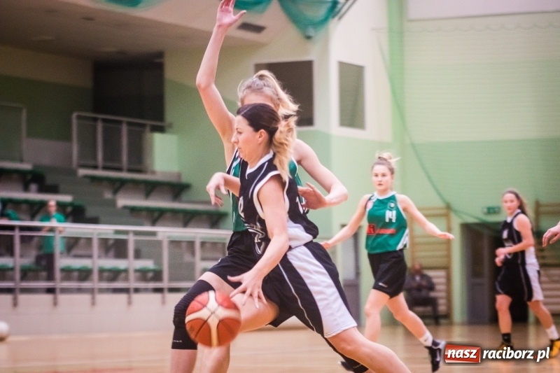 Zdjęcie w galerii na portalu naszraciborz.pl: Koszykarki RKK AZS Racibórz zdobyły Pałac Młodzieży. Tatiana Biegańska z bolesną kontuzją wiadomości z regionu