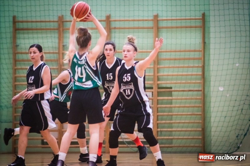 Zdjęcie w galerii na portalu naszraciborz.pl: Koszykarki RKK AZS Racibórz zdobyły Pałac Młodzieży. Tatiana Biegańska z bolesną kontuzją wiadomości z regionu