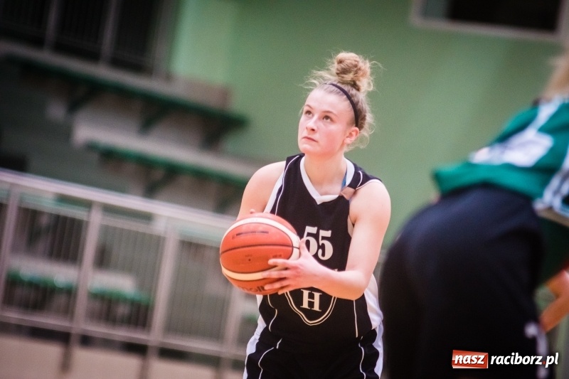 Zdjęcie w galerii na portalu naszraciborz.pl: Koszykarki RKK AZS Racibórz zdobyły Pałac Młodzieży. Tatiana Biegańska z bolesną kontuzją wiadomości z regionu