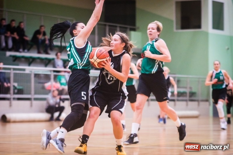 Zdjęcie w galerii na portalu naszraciborz.pl: Koszykarki RKK AZS Racibórz zdobyły Pałac Młodzieży. Tatiana Biegańska z bolesną kontuzją wiadomości z regionu