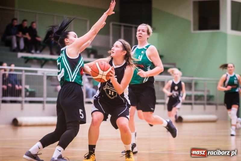 Zdjęcie w galerii na portalu naszraciborz.pl: Koszykarki RKK AZS Racibórz zdobyły Pałac Młodzieży. Tatiana Biegańska z bolesną kontuzją wiadomości z regionu