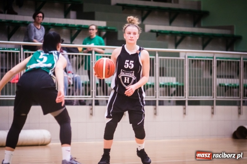 Zdjęcie w galerii na portalu naszraciborz.pl: Koszykarki RKK AZS Racibórz zdobyły Pałac Młodzieży. Tatiana Biegańska z bolesną kontuzją wiadomości z regionu