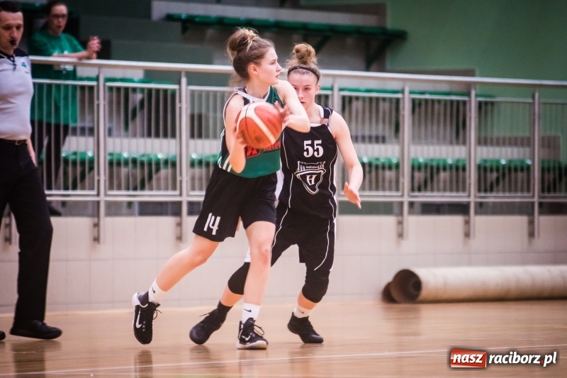 Zdjęcie w galerii na portalu naszraciborz.pl: Koszykarki RKK AZS Racibórz zdobyły Pałac Młodzieży. Tatiana Biegańska z bolesną kontuzją wiadomości z regionu