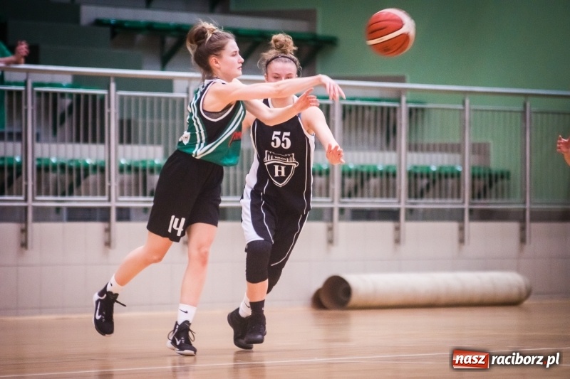 Zdjęcie w galerii na portalu naszraciborz.pl: Koszykarki RKK AZS Racibórz zdobyły Pałac Młodzieży. Tatiana Biegańska z bolesną kontuzją wiadomości z regionu