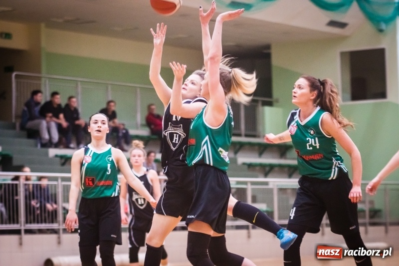 Zdjęcie w galerii na portalu naszraciborz.pl: Koszykarki RKK AZS Racibórz zdobyły Pałac Młodzieży. Tatiana Biegańska z bolesną kontuzją wiadomości z regionu