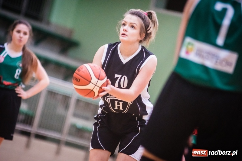 Zdjęcie w galerii na portalu naszraciborz.pl: Koszykarki RKK AZS Racibórz zdobyły Pałac Młodzieży. Tatiana Biegańska z bolesną kontuzją wiadomości z regionu