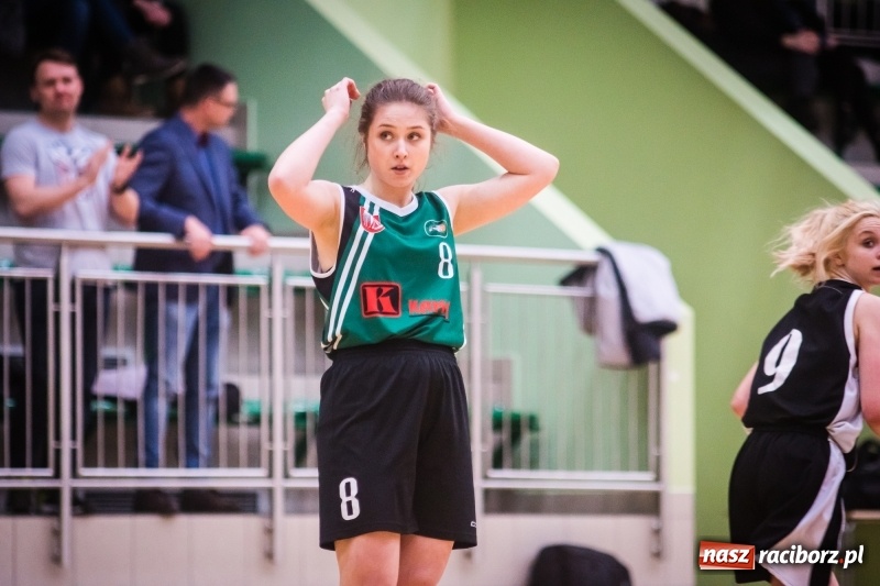 Zdjęcie w galerii na portalu naszraciborz.pl: Koszykarki RKK AZS Racibórz zdobyły Pałac Młodzieży. Tatiana Biegańska z bolesną kontuzją wiadomości z regionu