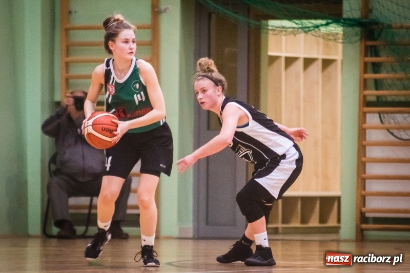 Zdjęcie w galerii na portalu naszraciborz.pl: Koszykarki RKK AZS Racibórz zdobyły Pałac Młodzieży. Tatiana Biegańska z bolesną kontuzją wiadomości z regionu