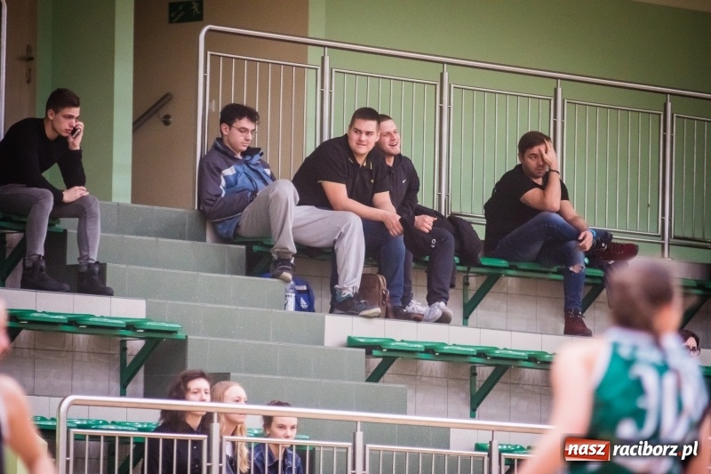 Zdjęcie w galerii na portalu naszraciborz.pl: Koszykarki RKK AZS Racibórz zdobyły Pałac Młodzieży. Tatiana Biegańska z bolesną kontuzją wiadomości z regionu